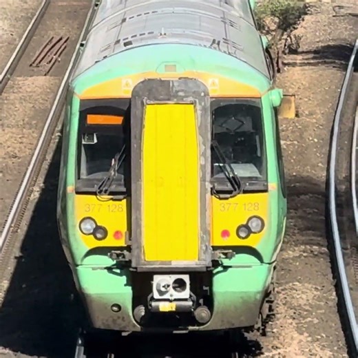 Southeastern Class 377 Train at Shortlands Station