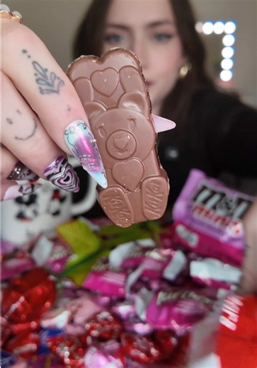 valentines day candy 💝 all the heart shaped candy is so freaking cute and yummy🥰 what’s your favorite candy during this time of year??? and have you tried any of these yet?? 💗 @Kit Kat @butterfinger @Hershey's @Dove Chocolate