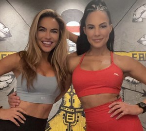 Chrishell Stause SLAMMED As a "Fake" & "Miserable B***h" For Dating Her 'Selling Sunset' Boss Jason Oppenheim, Stause Responds - The Overtimer