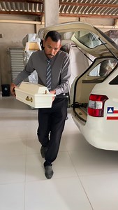 Hoje o céu se abriu em silêncio para receber uma pequena vida que passou pela terra como um sopro de ternura. Uma criança de passos curtos, mas de amor imenso, que mesmo em tão pouco tempo ensinou o verdadeiro significado da pureza, da inocência e do amor sem medida. Deus, em Sua infinita sabedoria, acolheu esse anjinho em Seus braços. Onde antes havia dor, agora há descanso; onde havia lágrimas, agora existe paz. A fé nos consola ao lembrar que as crianças são joias do Senhor, emprestadas por u