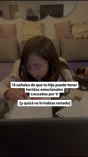 Adriana Medina - Pediatra - Crianza y fortaleza mental. on Instagram: "1. Se habla mal a sí mismo Esa voz no nació sola. Alguien la modeló. 2. Tiene miedo a equivocarse Aprendió que el error venía con castigo, no con acompañamiento. 3. Busca aprobación todo el tiempo Porque el amor se sintió condicional. 4. Reprime lo que siente o explota Nadie le enseñó a sentir sin consecuencias. 5. No sabe poner límites Decir “no” nunca fue una opción segura. 6. Evita el conflicto Conflicto = pérdida de víncu