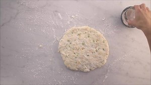 Cheddar and onion buttermilk biscuits FULL RECIPE: http://www.chatelaine.com/recipe/dinner/flaky-buttermilk-biscuits-with-cheddar-and-onion/ | Chatelaine