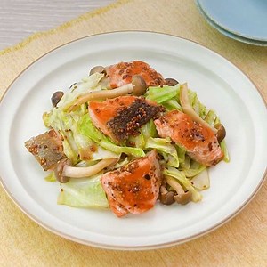 粒マスタードがアクセント！ 鮭とキャベツのハニーマスタード炒めのレシピ動画・作り方 | デリッシュキッチン