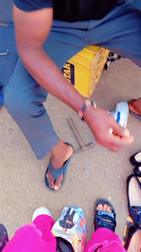 I don't think there's anyone that's free like me... I was coming back and noticed that my back shoe is kinda removing,so I decided to fix it up. When I removed my sneakers,I didn't want to place my foot on the floor,I looked around and here is this young bobo trying out some shoes ,I kukuma put legs for his slippers..he looked at me and started laughing he then collect the slippers of the guy selling to him and hold body🤣 He later asked me to choose for him though which I did.. This life no too