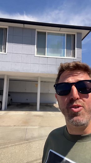 The Dingbat is a distinctly L.A. architectural phenomenon that has been called “apartment building at its worst” as as well as “iconic and beautiful.” It’s also one of L.A.’s first attempts at widespread affordable housing. Let's get into it! | L.A. in a Minute