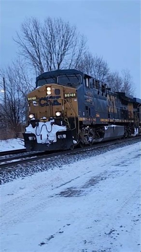 Nice Horn: CSX's second to last CW44AH 5121 leads the short Garbage Express M635 on a snowy morning!
