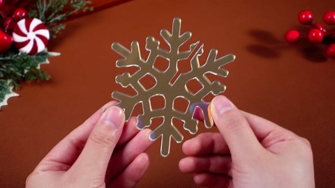 Marsui 8 Pcs Winter Acrylic Iridescent Snowflake Table Decorations 3D Winter Snowflake Tabletop Centerpiece Snowflake Signs for Winter Birthday Party Supplies Home Birthday Decor