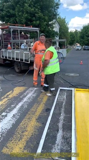 道路標示の更新：ステンシルで歩行者用横断歩道をスプレー塗装する