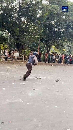 নতুন পোশাকে সাউন্ড গ্রে/নে/ড হাতে পুলিশ সদস্য | News ABC