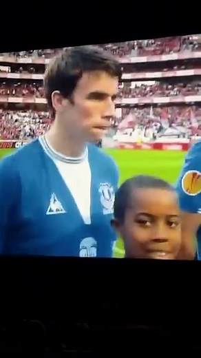 A standing ovation for an Everton and Ireland icon. 💙💚 Watch ‘SEAMUS’ on our YouTube channel now! 🎬 | Everton Football Club