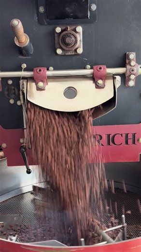 12 minutes dans la vie d’un.e torréfacteur.trice. ♾️ Des machines. #torréfaction #torréfacteur #metierpassion #cafedespecialite #coffeeroasting