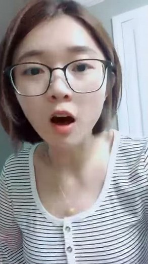 Chinese LAE amputee one arm girl showing her empty sleeve and stump