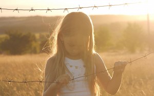 如何通过儿童保护法保护移民中的超龄儿童