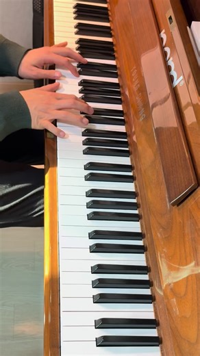 Major Scale Natural Minor = Modal Interchange 의 초석 Major와 Minor 사이, 같은 중심을 두고 있으면서도 묘하고 아련하게 마무리되는 지점이 있다. 조성은 결국 마지막에 어떤 코드를 선택하느냐에 의해 인식된다. Natural Minor에서 끝 코드를 Im으로 선택하는 것은 자연스럽다. 그러나 ♭VII → Im7로 가지 않더라도 또 다른 Tonic인 ♭IIImaj7로 받을 수도 있다. 이 순간, 음악은 메이저로 마무리되는 느낌을 줄 수도 있다. ⸻ 연주자의 관점 나는 연주적 관점에서 전조(Modulation)와 차용(Borrowing)을 엄격히 구분하지 않는다. 전조가 되었는지, 안 되었는지는 연주 순간에는 그리 중요한 문제가 아니라고 생각한다. 화성의 시작과 끝이 모두 1도가 아닌 이상, 음악은 언제든 여러 해석의 여지를 가지기 때문이다. ⸻ 핵심은 비교 능력이다 중요한 것은 같은 으뜸음에서 출발하는 Ionian과 Aeolian의 Scale