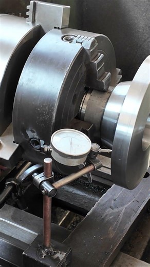 Checking run out using a dial indicator 👍 #machining