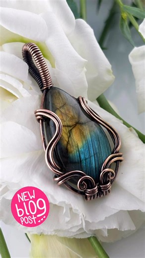 There’s beauty in every twist and curve. Shaping the wire around a cabochon isn’t just crafting, it’s creating a treasure with patience, care, and love. Every bend tells a story, every detail holds a piece of our heart. 🥰 New step by step pendant tutorial on our blog (link in bio) 🤩 #wirearttutorials #wirewraptutorial #wirewrappingtutorial #wirewrappedcabochons #jewelrymakingsupplies #crafttutorial #stepbystepart #artisanjewelry #artisanjewelrymaking #wireart #wireartist | Wire Art Tutorials b