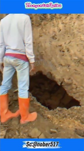 Excavation stopped, this heavy equipment operator found a mysterious large hole