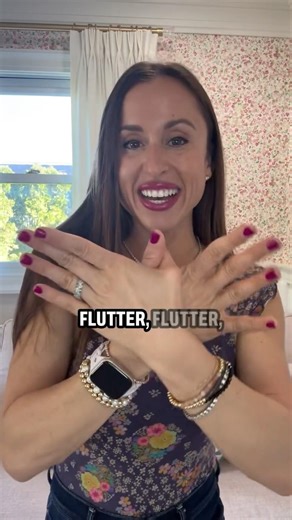 Make a butterfly using your hands! 👐🏻🦋 Follow along with Miss Jolie! #fingerplay #butterfly