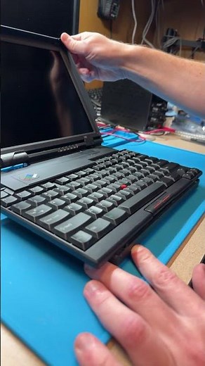IBM ThinkPad 701Cs: Keyboards opening up like butterflies, like hot butterflies….