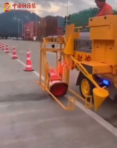 AmazingChina: Fast Traffic Cone Machine