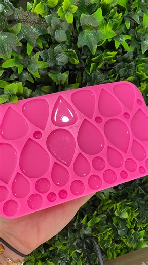 Did you know we make our own moulds in house? 🤩 We laser cut our own blanks, top coat them, design our moulds, mix & pour them ready to create stunning earrings to ship directly to you! So when we say everything is handmade we really do mean start to finish! We also sell some moulds for other makers! #siliconemould #mouldmaking #mouldmaker #earringmoulds #bowral | Willow & Co