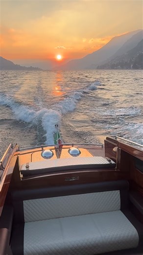 Welcome to January ✨ 📍VARENNA 🇮🇹 Book now your private Cruise in lake como# link in bio “La Dolce Vita Cruise” BESTSELLER PRIVATE TOUR duration 3hrs from Varenna and Bellagio STOP 30 min in villa Our Classic Cruise begins in the mid-lake area and it includes major attractions like spectacular waterfall in Nesso. You stop 30 min in Villa Balbianello Ticket not includeed. You will be able to view: Villa Cipressi Villa Monastero Villa Melzi (beautiful gardens) Villa del Balbianello (Closed Monda