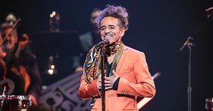 Café Tacvba Perform 'Volver A Comenzar'