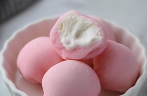MOCHI - POPULARAN JAPANSKI KOLAČ KOJI SE NE PEČE: Slatkiš od pirinčanog testa punjen sladoledom