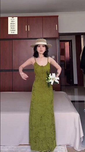 我滴妈这个绿色是真显白 #适合度假穿的碎花裙 #绿色吊带连衣裙 #度假穿搭 #五一出游穿搭 #五一旅行指南