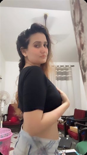 Aniza Hazel🌀🌟 on Instagram: "Aise na yum dekho janam👀 #dancereels #bollywooddance #explore #trending"