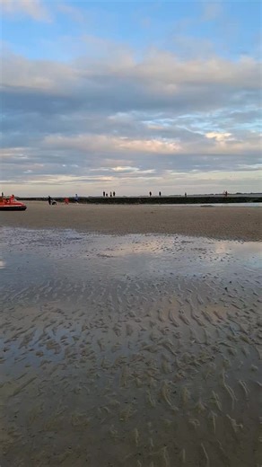 724K views · 3.3K reactions | Intervention des sauveteurs en mer de la SNSM de Berck-sur-Mer ce soir en baie d'Authie pour une personne (ou plusieurs ?) piégée(s) par la marée montante . Renseignez-vous toujours sur les horaires de marées avant d'aller à la mer et remontez avant que c'elle-ci ne remonte. | Météo Nord Pas-de-Calais | Facebook