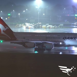 ✈️ SOUND ON! ROARING Qantas Airbus A380 at Sydney Airport 🇦🇺 | StrayaAviation