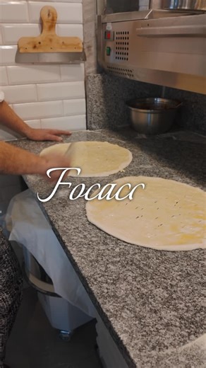 Pizzeria Amalfi Pizza & Pasta on Instagram: "Znacie słynną focacce naszego szefa? 😋 Jeśli nie, to opowiemy wam trochę o niej! Focaccia to rodzaj pieczywa bardzo słynna we Włoszech i każdy region może pochwalić się inną odmianą w jej wykonaniu🧂Podstawa to zawsze to same ciasto które wykonuje się do pizzy a reszta to magia połączonych składników😍 To pyszne i chrupiące ciasto znajdziecie w naszym menu w dwóch wariantach: od klasycznej z oreganem i oliwą po tej z czosnkiem i pietruszką 🥰 Aż ślin