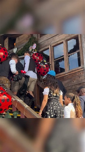 FC BAYERN AUF WIESN: Kurioses Outfit! Michael Olise kommt in blau zum Oktoberfest!