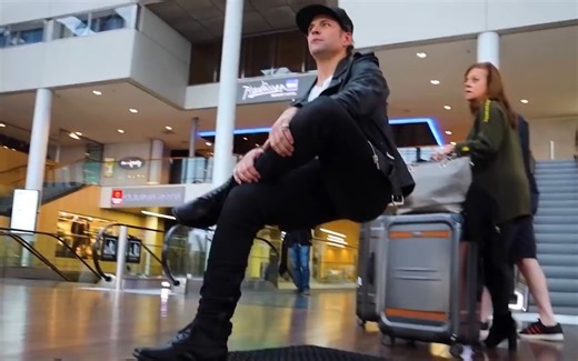 外国发明神奇“隐身椅”，随时随地隔空而坐，路人看到都惊呆了