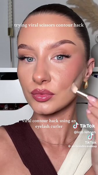Why does the blend look SO good?! 😍 Which one are you picking? Scissors? Or an eyelash curler? IB: @Alexandra Claudia 💗✨ #makeup #makeuphacks #viralhacks #contourhack #contourtutorial