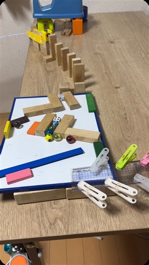 HIROTOSHI KUBOTA | 本日のピタゴラスイッチ ・ ・ ・ ・ ・ #ピタゴラスイッチ #今日のピタゴラスイッチ#ピタゴラスイッチ風 #ピタゴラスイッチ装置 #ピタゴラスイッチミニ #ピタゴラ装置 #コロジカル #ビー玉 #ビー玉転がし #ドミノ #ドミノ倒し #fypシ #marble #ball... | Instagram