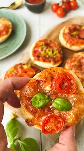Mini-Pizzen 😍 aus fluffigem Quark-Öl-Teig ohne Hefe und ohne lange Ruhezeit! Im Handumdrehen ist dieses leckere Fingerfood fertig 😋 Beim Belag seid ihr gefragt! Was darf es bei euch sein? 😍 Bei mir gibt es Käse, Mozzarella, Tomaten, Salami und Peperoni 🤤 🔸Zutaten (12 Mini-Pizzen) Für den Quark-Öl-Teig: 250g Weizenmehl Typ 405 etwas mehr zum Ausrollen 3 TL Backpulver 125g Magerquark (oder andere Fettstufe) 5 EL Olivenöl 3 EL Milch 1 Ei 1-2 TL Salz, nach Geschmack Für den Belag: 50g passierte