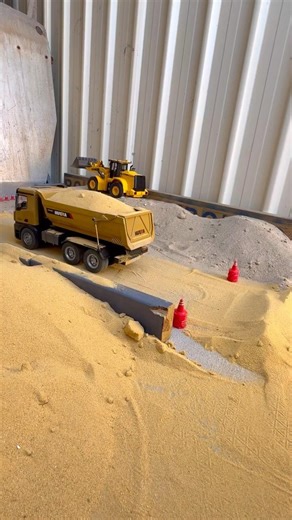 Right on target. Rc Dump truck handles larger loads with ease. #rcdumptruck #huina #rcconstruction