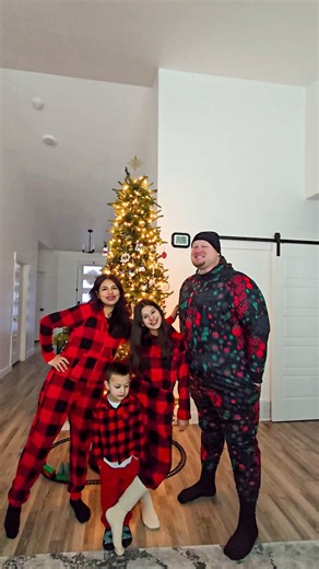 Sarah || #UGC Utah Influencer on Instagram: "When you forgot outfits… but @fabletics didn’t 😌❤️ This year we wanted something different, cozy and warm was the idea ✨ love the new styles that Fabletics has ✨🎁🎄 I am obsessed and wait to see the pics in stories ✨😄 Get yours ✨ Fabletics.com/Partner for you ❤️ to access the VIP membership offer ✨ @fableticsmen #FableticsPartner #fableticsformen #ugccreator #FableticsFit #fableticsforthefam"