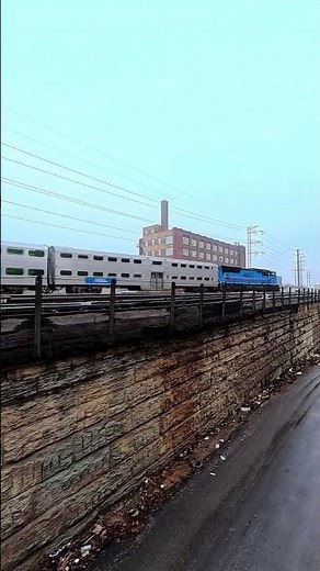 Metra Inbound SD70 at Kinzie | Insta360 X5 Pole Shot