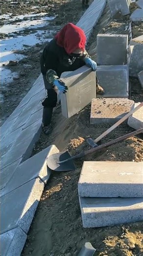 Craft of Installing Cement Decorative Panels on Canal Maintenance Edges