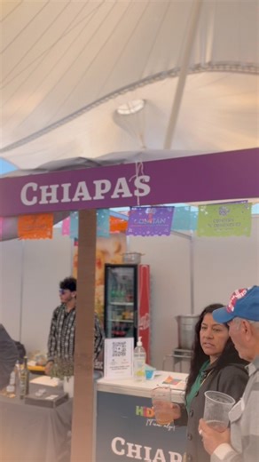 Comitán brilla con su gastronomía en el Tianguis Nacional de Pueblos Mágicos 2025 🍲✨ En el Recinto Ferial de Pachuca, Hidalgo, Comitán de Domínguez se lució al representar la riqueza gastronómica de nuestro Pueblo Mágico durante la 7ª edición del Tianguis Nacional de Pueblos Mágicos. Nuestros artesanos, cocineras y representantes del sector turístico compartieron sabores tradicionales, recetas ancestrales y platillos que cuentan historias, enamorando a visitantes de todo el país. Una muestra de