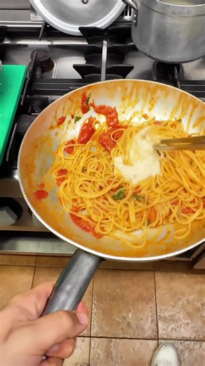 This pasta is all about tomatoes, heat and cheese🇮🇹 #pastalovers #italianfood #cheesepasta #povcooking #chefmode
