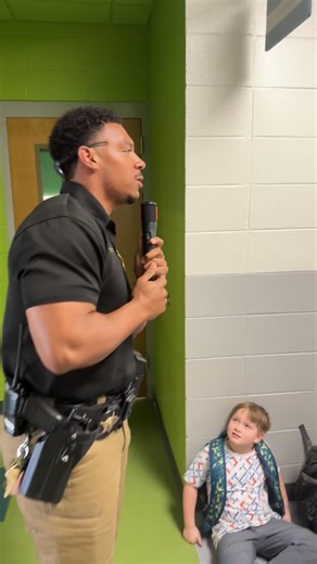 These kids get free concerts🤦🏽‍♂️ point me to the nearest vocal coach #school #singing #elementary #fyp