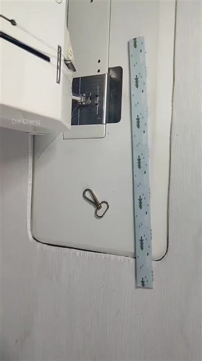 79K views · 1.2K reactions | Let's make a Wristlet the easy way #sewingtipsforbeginners #fbviral #sewingtipsandtricks #sewingtips #sewing #quilt #diybag #fbreels #handbags #diycraft #crafts #handmadecrafts #handmade | DIY Cheng | Facebook