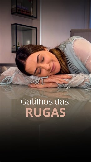 Clínica Eveline Bartels on Instagram: "Rugas que você pode evitar 👇 💋 Código de barras — aquelas linhas finas ao redor da boca que surgem pelo movimento repetido do “biquinho”. Evite fumar, usar canudinhos ou instrumentos de sopro — todos intensificam esse tipo de ruga. 📱 Ruga do colar — aparecem no pescoço por causa da postura ao usar o celular. Ficar o tempo todo olhando para baixo dobra a pele e acelera o aparecimento dessas linhas horizontais. 😴 Sleeplines — as rugas do sono, que surgem