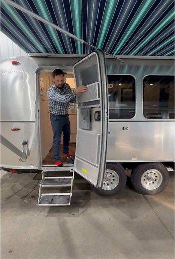 Explore the 2024 Airstream International 23FBQ Trailer