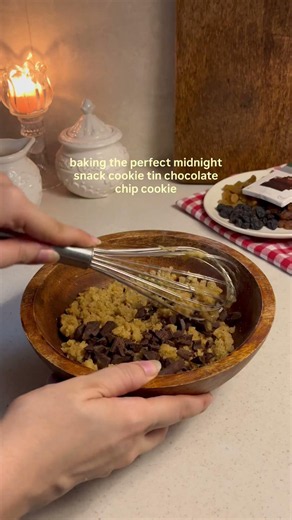 THIS COOKIE TIN CHOCOLATE DESSERT is the PERFECT MIDNIGHT SNACK #dessertideas #chocolatechipcookie