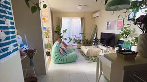 被流行可爱的室内装饰和室内植物包围的放松空间